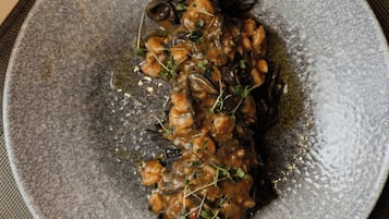 Un plato de comida sobre un tapete texturizado.