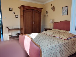 1 chambre, lit parapluie, Wi-Fi gratuit, draps fournis