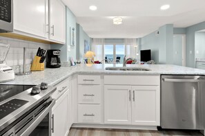 Kjøleskap, mikrobølgeovn, ovn og kokeplater