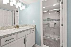 Combined shower/tub, towels