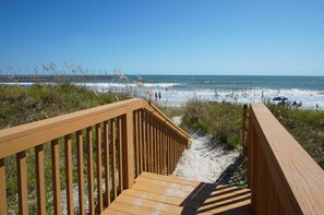 On the beach - Luxury, remodeled condo w/oceanfront panoramic views, indoor pool, Jacuzzi, balcony (North Myrtle Beach)
