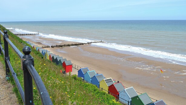 A beach with colorful beach huts and a clear view of the sea. - 3 bedroom accommodation in Knapton, near North Walsham (Knapton, near North Walsham)