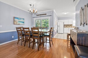 Dining - Dog Friendly Luxe home/close to beach & Main Street-relaxing porches & yard (North Myrtle Beach)