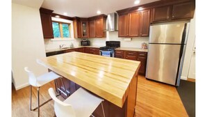 Coffee/tea maker, fridge, microwave, oven