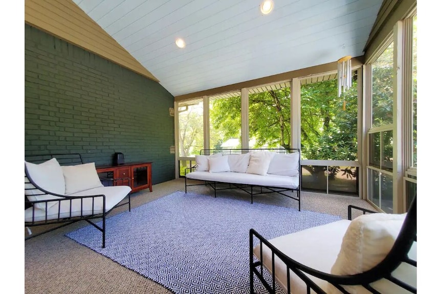 Modern Ranch: Heated Pool & Fire Pit, Pizza Oven, Grill, Screened-in Porch - Poughkeepsie, NY
