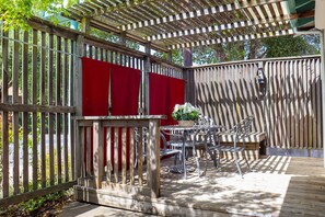 Outdoor dining - The Bonnie Inn Unit 5 With Breakfast Nook (San Andreas)