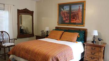 Quarto, 1 cama Queen, cozinha americana, vista para o jardim (The Bonnie Inn Unit 6) | 1 quarto, Wi-Fi de cortesia, roupa de cama