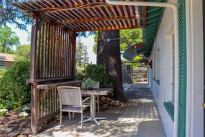 Outdoor dining - The Bonnie Inn Unit 6 (San Andreas)