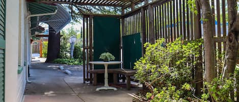 Chambre, 1 grand lit, vue jardin | Vue de la chambre