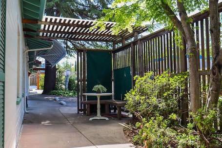 Room, 1 Queen Bed, Kitchenette, Garden View (The Bonnie Inn Unit 6) | View from room