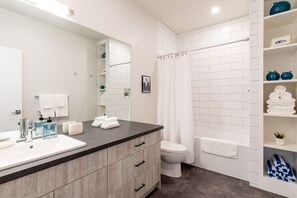 وحدات دش مع أحواض استحمام، مجففات شعر، مناشف، صابون