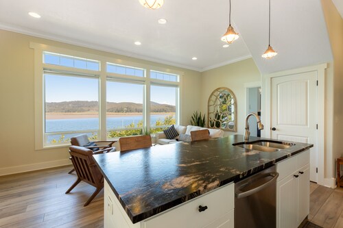 Waterfront home with amazing views & hot tub - public water access 1 mile away