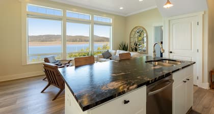 Waterfront home with amazing views & hot tub - public water access 1 mile away