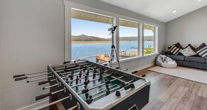 Waterfront home with amazing views & hot tub - public water access 1 mile away