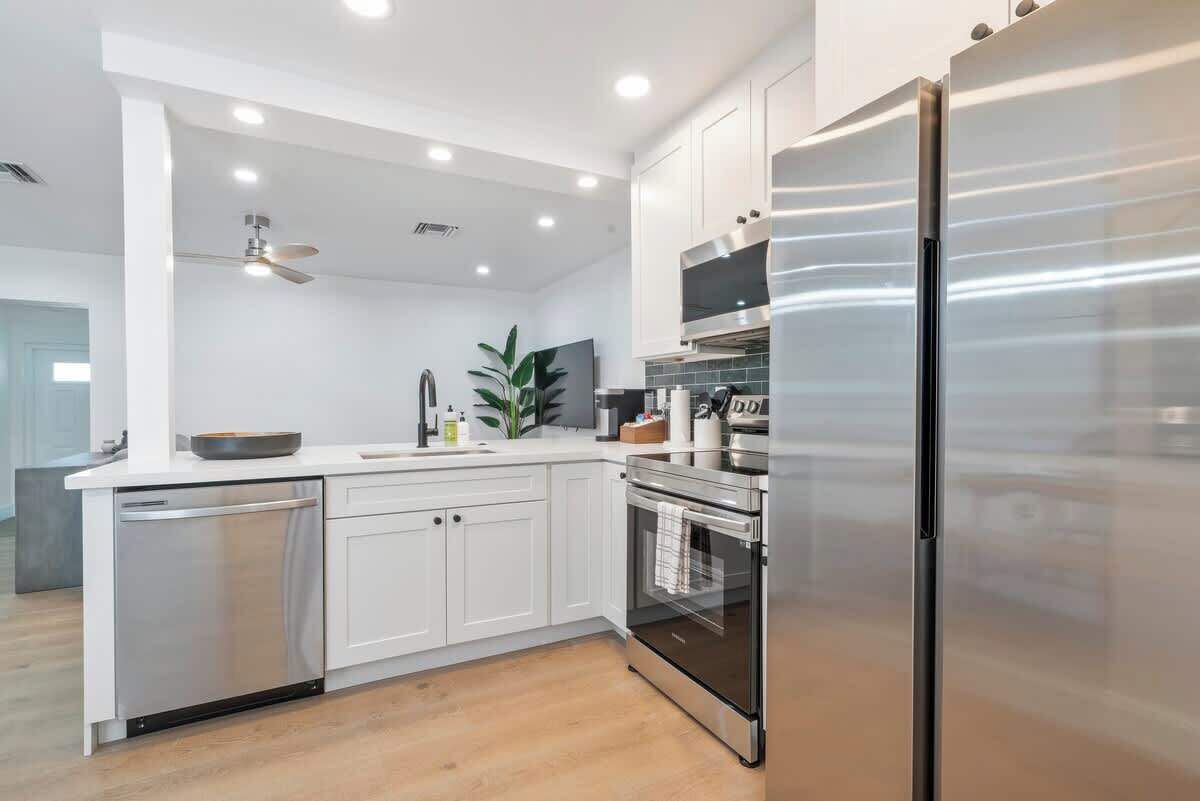 Kylskåp, mikrovågsugn, ugn och spishäll