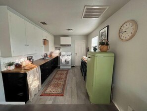 Fridge, oven, stovetop, coffee/tea maker