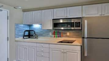 Réfrigérateur, micro-ondes, plaque de cuisson, cafetiÚre/bouilloire