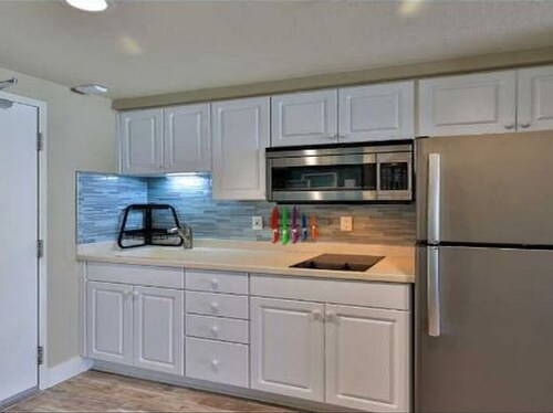 Enjoy sunrise AND sunset! Best of both worlds! Beachfront beauty you'll love!!!!