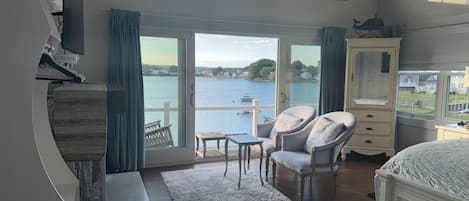 2 bedrooms, in-room safe, desk, WiFi