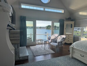 2 bedrooms, in-room safe, desk, WiFi - Stunning Waterfront Home-Outdoor Kitchen & Living, Pizza Oven, Fireplace & Dock (Portsmouth)