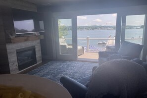 Smart TV, fireplace, printers - Stunning Waterfront Home-Outdoor Kitchen & Living, Pizza Oven, Fireplace & Dock (Portsmouth)