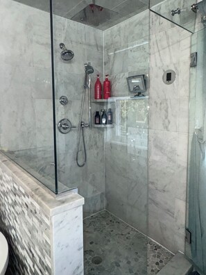 Dusche, Whirlpool, Haartrockner, Bidet