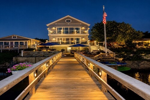 Bella Vista, Luxury Waterfront Retreat Private Dock, Outdoor Living Near Newport