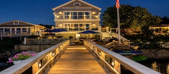 Bella Vista, Luxury Waterfront Retreat Private Dock, Outdoor Living Near Newport