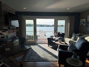 Smart TV, fireplace, printers - Stunning Waterfront Home-Outdoor Kitchen & Living, Pizza Oven, Fireplace & Dock (Portsmouth)