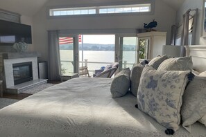 2 bedrooms, in-room safe, desk, WiFi
