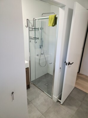Een douche, een haardroger, handdoeken, zeep