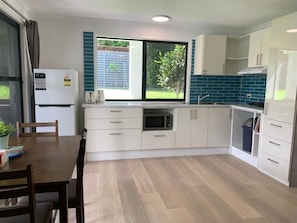Fridge, microwave, stovetop, electric kettle - Maroochydore Delight (Maroochydore)