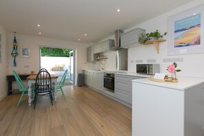 Dishwasher, cookware/dishes/utensils - Hillywych Studio (Redruth)