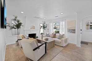 TV - Classic Balboa Cottage, Newly Updated with A/C! (Newport Beach)