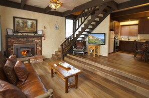 Smart TV, fireplace - Juniper's Cottage - Hot Tub, Fireplace, Fenced Yard, Pet Friendly (Big Bear City)