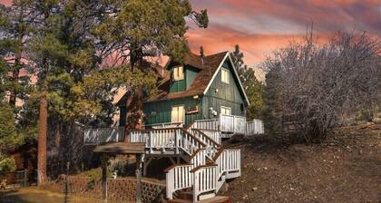 Juniper's Cottage - Hot Tub, Fireplace, Fenced Yard, Pet Friendly