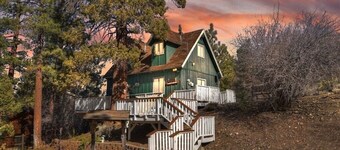 Juniper's Cottage - Hot Tub, Fireplace, Fenced Yard, Pet Friendly