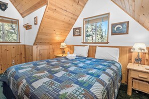 2 bedrooms, free WiFi, bed sheets - Juniper's Cottage - Hot Tub, Fireplace, Fenced Yard, Pet Friendly (Big Bear City)