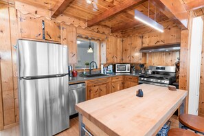 Fridge, microwave, oven, stovetop - Bear's Booth - Fireplace, Fenced Yard, Pet Friendly, Deck, Barbecue (Big Bear City)