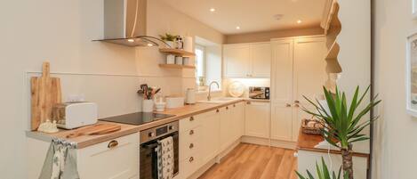 Lave-vaisselle, batterie de cuisine, vaisselle et ustensiles