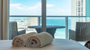 Room - Mesmerizing Ocean Views in Beachside Residence (Hollywood)