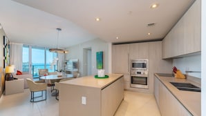 Room | Private kitchen - Mesmerizing Ocean Views in Beachside Residence (Hollywood)