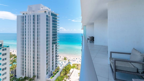 Exterior - Mesmerizing Ocean Views in Beachside Residence (Hollywood)