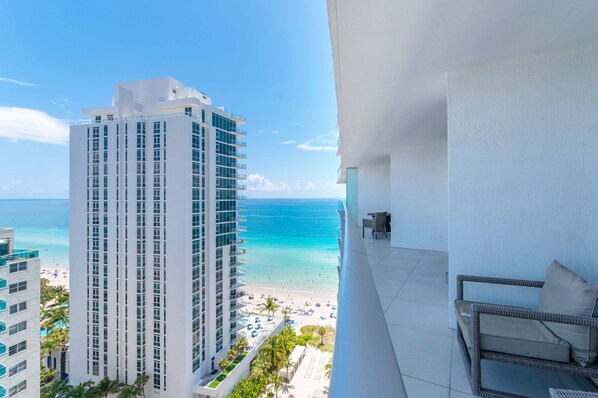 Exterior - Mesmerizing Ocean Views in Beachside Residence (Hollywood)