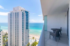 Room | Terrace/patio - Mesmerizing Ocean Views in Beachside Residence (Hollywood)