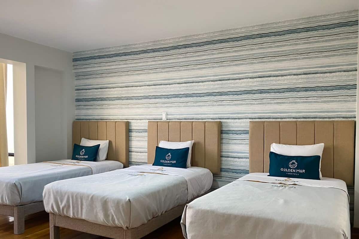 Superior driepersoonskamer, 3 eenpersoonsbedden, gedeeltelijk uitzicht op zee | Donzen dekbedden, een kluis op de kamer, gratis wifi, beddengoed
