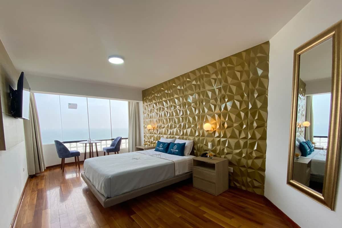 Deluxe tweepersoonskamer, 1 queensize bed, uitzicht op strand | Donzen dekbedden, een kluis op de kamer, gratis wifi, beddengoed