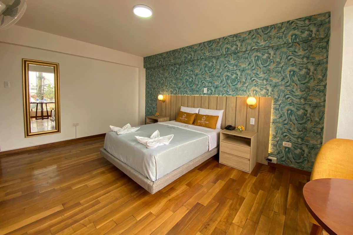 Superior tweepersoonskamer, 1 queensize bed, gedeeltelijk uitzicht op zee | Donzen dekbedden, een kluis op de kamer, gratis wifi, beddengoed
