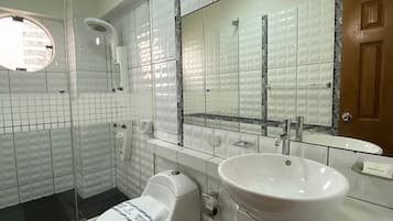 Superior Double Room, 1 Katil Ratu (Queen), Partial Sea View | Bilik Mandi | Pancuran mandi, tuala disediakan, sabun, syampu