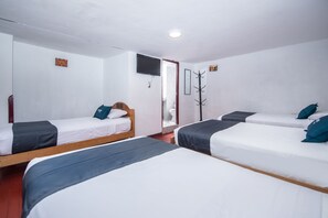 Hypo-allergenic bedding, free WiFi, bed sheets